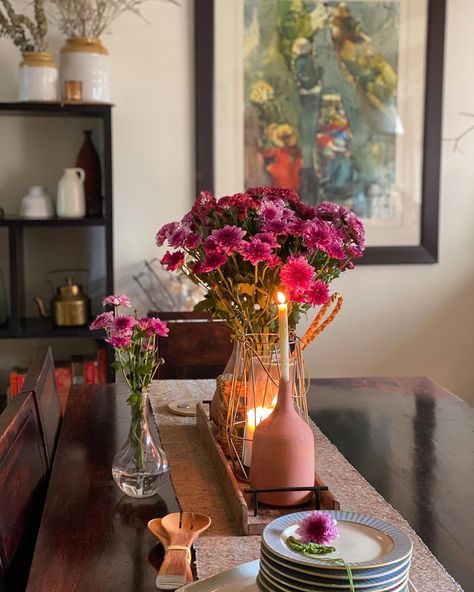 Knotical Treasures| Neetu Bawa on Instagram: “A little self care, some pampering from friends and family…feeling like myself again. 😊😊 . . . #knoticaltreasures #selfcare #tlc #myhome…” Aesthetic Dining Table Decor, Center Table Decor Ideas, Dining Table Decor Indian Home, Indian Dining Room Decor, Onam Decor, College Interior, Mandir Decor, Coffee Table Vignettes, Diwali Decorations At Home