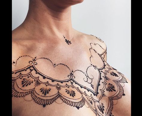 Chest henna Henna Chest Tattoo Female, Henna Chest Tattoo, Chest Henna Tattoo, Henna Tattoo Designs Chest, Henna On Chest, Chest Henna Designs, Chest Henna, Tattoo Designs Chest, Henna Chest