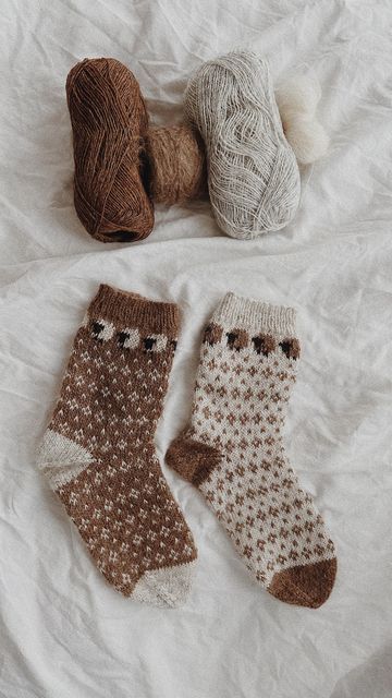 Knitting Socks Aesthetic, Colorwork Socks Free Pattern, Color Work Socks, Easy Sock Knitting Pattern, Knit Socks Pattern, Colorwork Socks, Socks Aesthetic, Hand Knit Socks, Sock Knitting