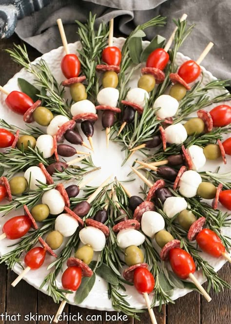 Antipasto Wreath, Easy Antipasto, Italian Snacks, Antipasto Skewers, Skewer Appetizers, Christmas Recipes Appetizers, Italian Christmas, Charcuterie Recipes, Easter Eggs Diy