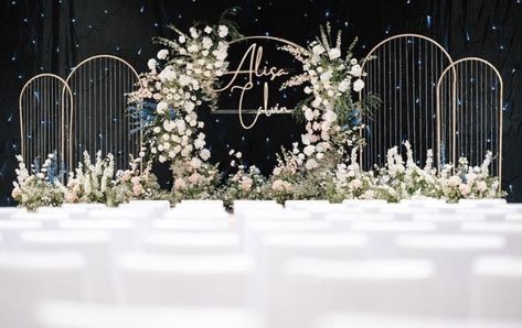 Modern Reception Stage Decor, Black And White Stage Decor, Minimal Stage Decoration, Wedding Reception Backdrop Elegant, Modern Wedding Stage Design, Engagement Backdrop Ideas, Emerald Wedding Decor, Indian Outdoor Wedding Decor, Outdoor Wedding Backdrops