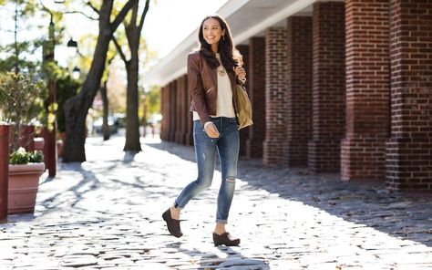 Why You Need Dansko Clogs In Your Life Dansko Clogs Outfit Jeans, Dansko Clogs Outfit Professional, Dansko Clogs Outfit Work, Dansko Outfits, Dansko Clogs Outfit, Clogs Street Style, Stable Interior, Clogs Outfits, Clogs Outfit