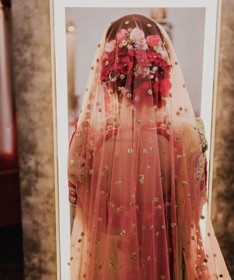 Gorgeous floral bun for brides Hairstyles Wedding Indian, Bridal Dupatta, Bridal Photography Poses, Wedding Sari, Indian Wedding Hairstyles, Indian Bridal Lehenga, Boda Mexicana, Indian Bride Hairstyle, Wedding Indian