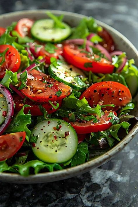 Morning Salad, Salad Plating, Good Morning Vibes, Breakfast Garden, Beautiful Salads, Fresh Garden Salad, Tasty Salads, Homemade Vinaigrette, Greek Salad Recipes