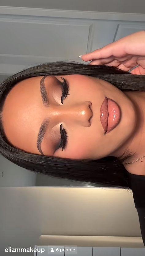 Soft Glam Wedding Makeup Brides Brown Skin, Grad Pictures Makeup, Graduation Photos Makeup, Soft Glam For Hooded Eyes, Makeup For Pictures Photo Shoots, Eyeshadow Looks Color, Face Beat Makeup Prom, Md Makeup Looks, Soft Full Glam Makeup