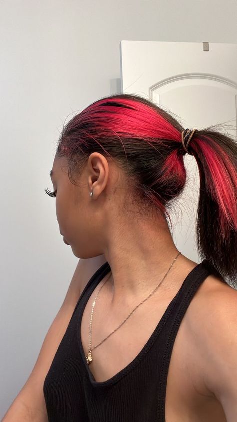 Skunk Strip, Nice Hairstyles, Short Dyed Hair, Makeup Tuts, Split Dyed Hair, Natural Straight Hair, Pink Hair Dye, Dyed Red Hair, Hairstyle Inspo