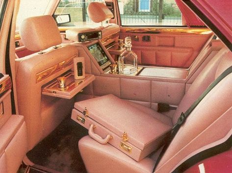 Pink & Gold  #mercedes #benz #mercedesbenz #sclass #w126 #c126 #mercedesw126 #80s #80scar #80sstyle #80sasthetic #80svibes #cargram… Limo Interior, 80s Mercedes, Gold Mercedes, 80s Car, Cassette Futurism, Mercedes W126, Cars Ideas, 80s Vibes, Vintage Stockings