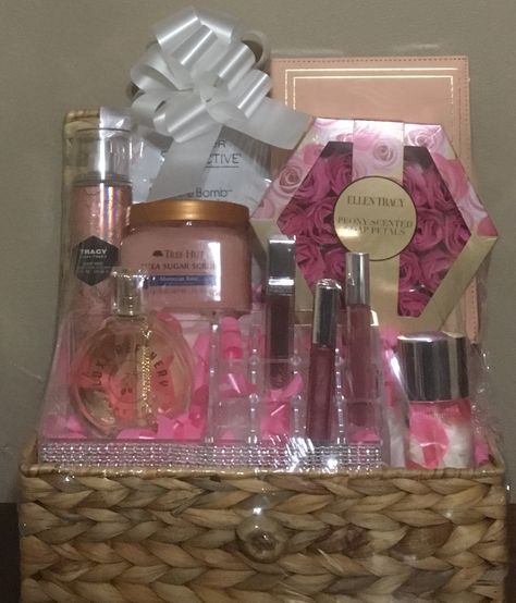 Diy Mother's Day Gift Basket, Pink Gift Basket, Creative Mother's Day Gifts, Making A Gift Basket, Gifts Aesthetic, Mothers Day Balloons, Mothers Day Baskets, Hamper Ideas, Family Houses