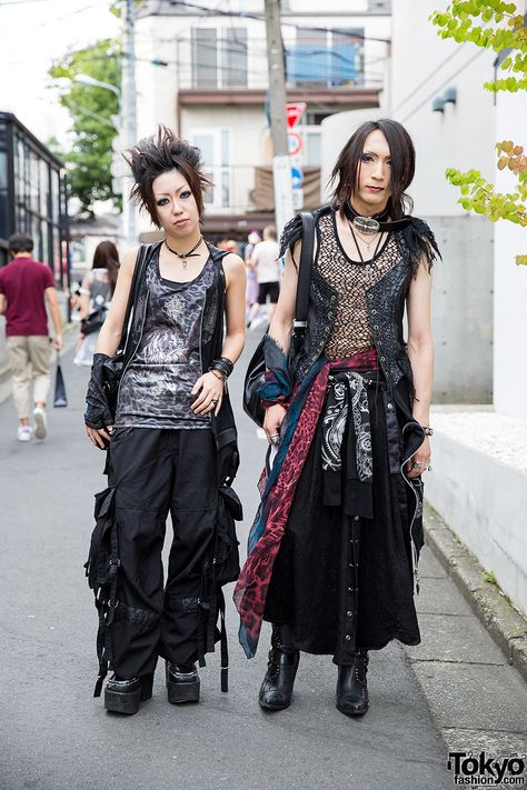 alternative / goth / punk / visual kei fashion style ... Yoru (left) & Reila (right) | 6 August 2015 | #couples #Fashion #Harajuku (原宿) #Shibuya (渋谷) #Tokyo (東京) #Japan (日本) Japanese Punk Fashion, Visual Kei Outfits, Belt Choker, Fashion Subcultures, Visual Kei Fashion, Japanese Punk, Gothic Harajuku, Crazy Fashion, Harajuku Punk