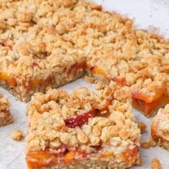 Peach Oatmeal Bars, Peach Oatmeal Crisp, Fruit Crumble Bars, Peach Baked Oatmeal, Spiced Peach Jam, Oatmeal Bars Healthy, Peach Oatmeal, Easy Apple Crisp, Oatmeal Cookie Bars