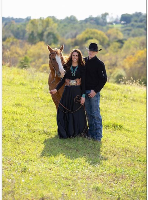 Visual Style in Photography Assignment #2 Family Ranch Pictures, Family Photos With A Horse, Western Family Photoshoot Outfits, Western Theme Family Pictures, Family Cowboy Photoshoot, Family Photo Outfits Western, Horse Family Photoshoot, Western Family Pictures With Kids, Family Western Photoshoot