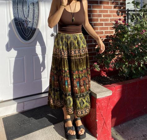 Alt tiktok hippie vibes maxi skirt thrifted glass necklace brown fit sunset nyc Hippie Images, Outfit Hippie, Looks Hippie, Rok Outfit, Estilo Hippy, Mode Hippie, Earthy Outfits, Estilo Hippie, Mode Boho