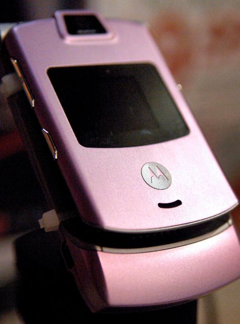 Smartphones Are Great, But Have You Ever Held A Pink Motorola RAZR? https://trib.al/GSQjIiE Razr Flip Phone, Motorola Flip, Old Cell Phones, Pink Slides, First Iphone, Motorola Razr, Retro Gadgets, Custom Cafe Racer, Cool Electronics