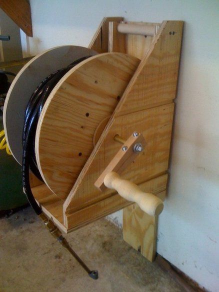 15+ Fab Art DIY Wood Wire Spool Furniture Ideas and Tutorials | www.FabArtDIY.com - Part 3 درابزين السلم, Spool Furniture, Air Hose Reel, Wire Spool, Hose Reel, Wooden Spools, Diy Holz, Air Hose, Homemade Tools