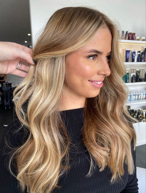 Blonde Hair Carmel Highlight, Hair Colour Caramel Blonde, Creamy Caramel Blonde Hair, Light Carmel Blonde, Blonde Caramel Balayage, Carmel Blond, Caramel Blonde Long Hair, Caramel Bronde, Caramel Blonde Highlights