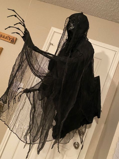 Here is the finished #Dementor #diyhalloweendecorations #harrypotter #crafting Witchcraft Halloween Decor, Diy Harry Potter Office Decor, Dementors Diy, Halloween Dementor Diy, Dementor Diy Halloween Decorations, Dementor Diy, Diy Dementor, Dementor Halloween Decoration, Dementor Decoration