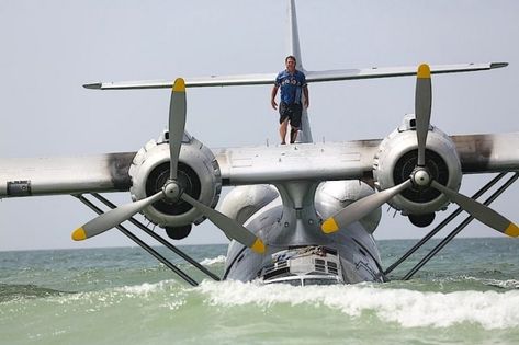 Tragic Story by Hans Wiesman: Dumbo PBY Catalina saved 56 USS Indianapolis Sailors From Massive Shark Attack Flying People, Plane Float, Pby Catalina, Water Movie, Sea Planes, Uss Indianapolis, Flying Ship, Amphibious Aircraft, Wwii Fighter Planes