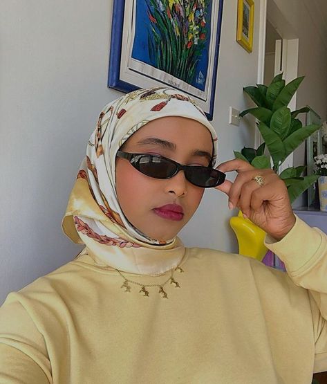 Silk Scraf, Silk Scarf Outfit, Black Sunnies, Black Silk Scarf, Scarf Outfit, Outfit Hijab, Hijab Dress, Insta Photo Ideas, Square Scarf