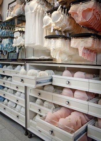 Lingerie Store Design, Lingerie Storage, A Clothing Store, Clothing Store Design, Store Design Boutique, Boutique Display, Store Layout, Boutique Decor, Store Interiors