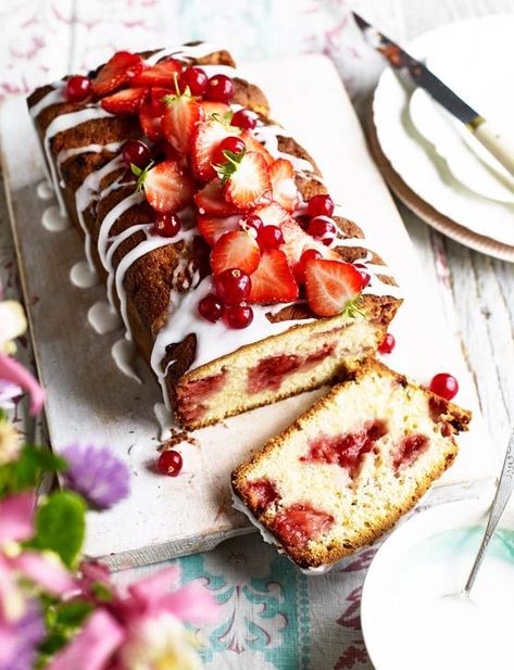 Strawberry and redcurrant loaf cake - quick and simple Groot Koeke, Cottagecore Recipes, Week Meals, Dessert Book, Loaf Cake Recipes, Summer Baking, Extravagant Wedding, Fairy Cakes, Pastry Art