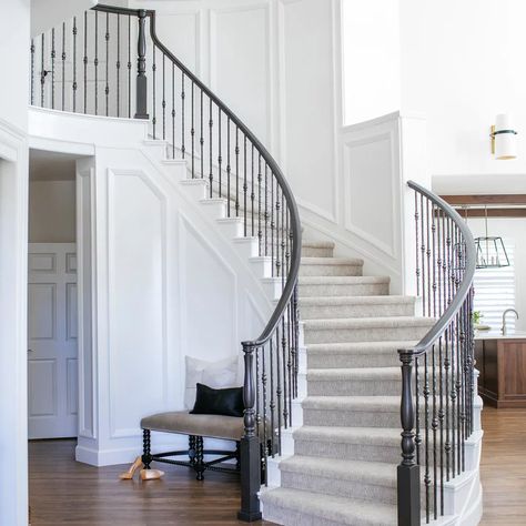 Curved Staircase Foyer, Oak Railing, Black Handrail, Stair Layout, Staircase Pictures, Comfy Room, Staircase Wall Decor, Foyer Staircase, Staircase Ideas