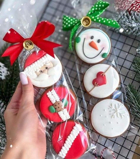 Royal Icing Cupcake Toppers, Santa Christmas Cookies Decorated, Mini Christmas Cookies Royal Icing, Merry Christmas Cookies Decorated, Santa Decorated Cookies, Sugar Cookies Decorated Ideas, Snowman Cookies Decorated, 2025 Cookies, Royal Icing Cookies Christmas