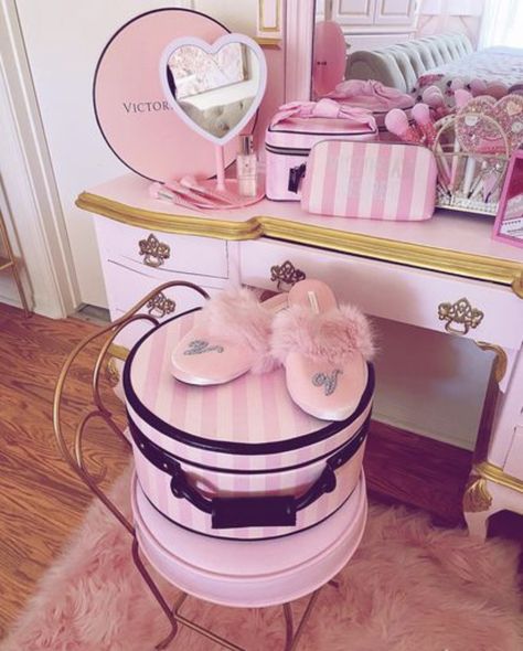 Victoria Secret Room, Victoria Secret Bedroom, Rosa Pasta, Vs Aesthetic, Rosy Blog, Secret Bedroom, Secret Aesthetic, Girly Bedroom Decor, Beauty Rooms