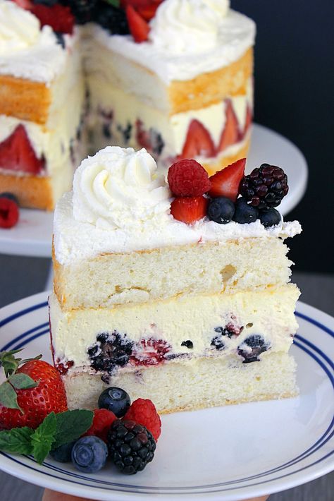 Very Berry Cake: A Better Version of a Fraisier Cake - Windy City Baker Vanilla Cake With Berries, Mousseline Cream, Fraisier Cake, Berry Chantilly Cake, Chantilly Cake, Bake A Cake, Cake Rolls, Berry Cake, Light Desserts