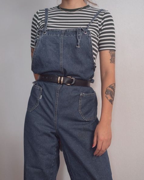 Overalls With A Belt, Men Overalls Outfits, Overalls With Belt, Overalls Striped, Denim Overalls Outfit, 90s Fashion Denim, 90s Overalls, Overalls Jeans, Band Outfits