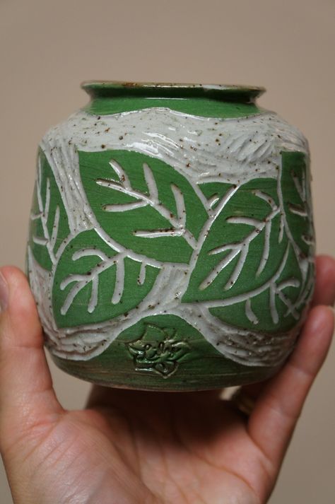 Sgraffito stoneware ceramic vase with leaf pattern. Sgraffito Pinch Pot Designs, Sgraffito Vase Design, Sgraffito Designs Pattern, Sgraffito Ceramics, Sgraffito Designs, Pottery Sgraffito, Sgraffito Pottery, Texture Ceramic, Pinch Pot