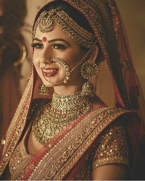 Bridal Nath, Bridal Outfit, Bridal Fashion Jewelry, Bride Hair Accessories, Indian Bridal Makeup, Desi Wedding, Indian Wedding Jewelry, Bridal Jewellery Indian, Bride Wear