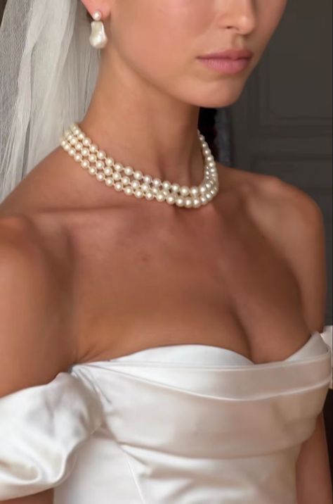 Classy Wedding Accessories, Wedding Dress And Pearl Necklace, Classic Bride Dresses, Italian Bride Aesthetic, Bridal Pearl Choker Necklace, Old Money Wedding Jewelry, Bride Accessories Jewelry Necklaces, Wedding Pearl Choker, Pearl Necklace For Bride