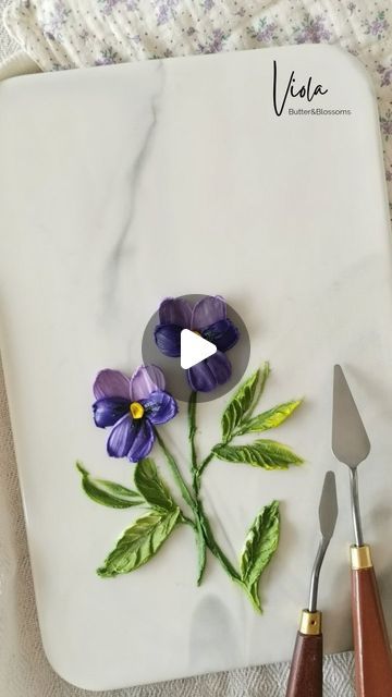 Vine Cake Decoration, Bolo Knife, Buttercream Flowers Cupcakes, Buttercream Flowers Tutorial, Butter Blossoms, Cake Techniques, American Buttercream, Flowers Tutorial, Flower Cupcakes