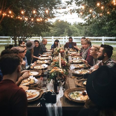 I want this. A long table, homemade food, dreamy setting, good people and lots of talking! I'm Garden Party Recipes, Outdoor Dinner Parties, Outdoor Dinner, Food Table, Long Table, Wedding Table Settings, Outdoor Parties, Outdoor Events, Wedding Food