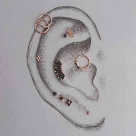 Ear Piercing Combinations, Curated Ears, Minimalist Ear Piercings, Different Ear Piercings, Sparkly Accessories, Ear Art, Pretty Ear Piercings, Cool Ear Piercings, Cute Ear Piercings