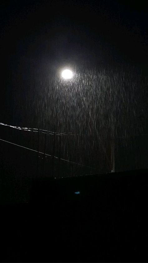 Dark Night Rain Video, Good Night Story, Rain Pictures, Rainy Day Aesthetic, Night Rain, Shadow Video, Sky Photography Nature, Dark Nature Aesthetic, Night Scenery