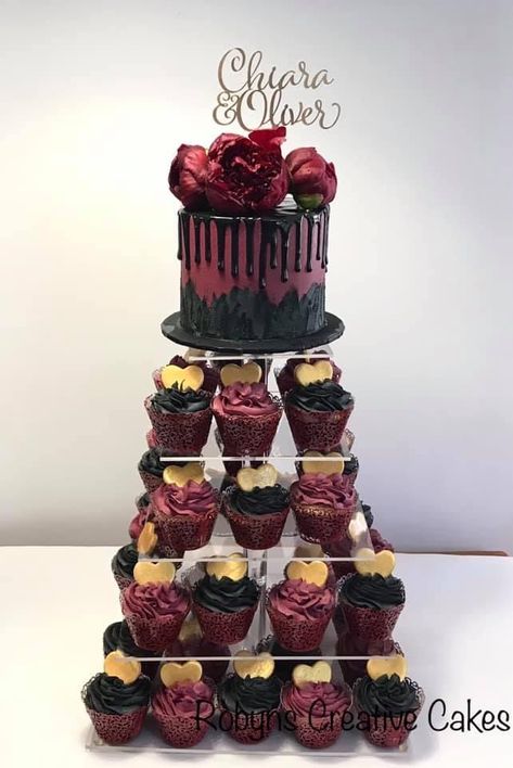 Goth Wedding Cake And Cupcakes, Spooky Wedding Cupcakes, Black And Red Wedding Cupcakes, Dark Wedding Cupcakes, Goth Wedding Cupcakes, Moody Wedding Cupcakes, Black And Maroon Wedding Cake, Gothic Wedding Cupcakes, Black And Burgundy Wedding Cake