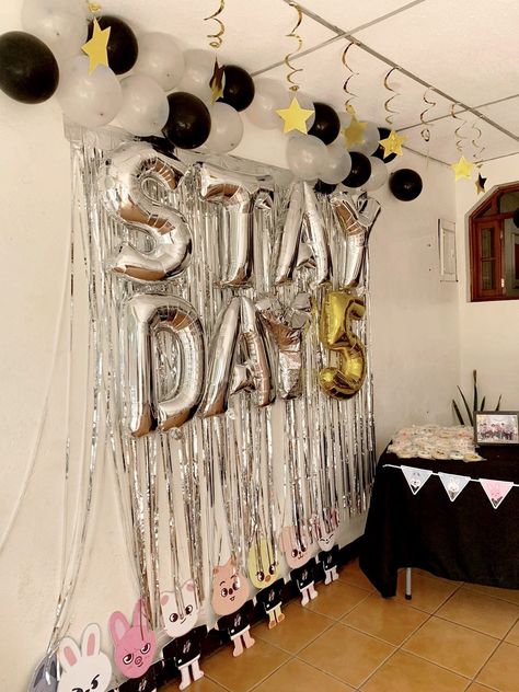 Skz Birthday Ideas, Stray Kids Party Ideas, Skz Birthday Party Ideas, Stray Kids Birthday Party Ideas, Skz Birthday, Hyunjin Birthday, Birthday Decorations Kids, Birthday Planning, Cute Birthday Cakes