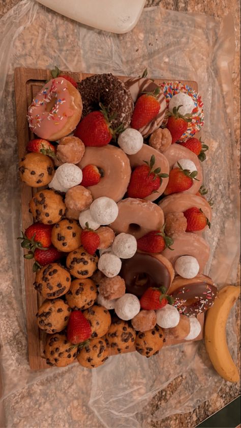 Donut Breakfast Board, Italian Food Charcuterie Board, Breakfast Donut Charcuterie Board, Doughnut Charcuterie Board, Small Dessert Charcuterie Board, Donut Charcuterie Board Ideas, Charcuterie Board Ideas Sweets, Donut Charcuterie Board, Cheese Bored