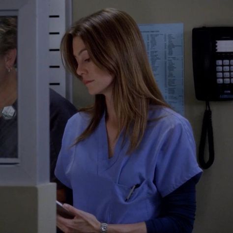 Meredith Grey Icons Aesthetic, Season 1 Meredith Grey, Meredith Grey Short Hair, Meredith Grey Scrubs, Meredith Grey Makeup, Merideth Grey Haircut, Meredith Grey Haircut Season 1, Meredith Gray Hair, Meredith Grey Hair Season Two