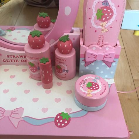 Nt ma img creds to ownr ﹒﹒੭ 🍮 Strawberry Items, Strawberry Stuff, Strawberry Things, Mother Garden, Strawberry Aesthetic, Strawberry Garden, Cute Furniture, Kawaii Toys, Kawaii Core