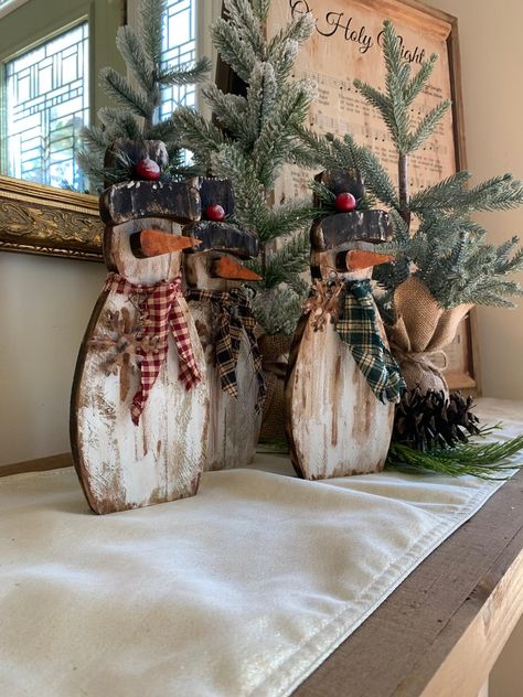 Diy Snowman Wood Craft Ideas, Primitive Wood Christmas Crafts, Outdoor Rustic Christmas Decorations, Porch Sitters Wood Crafts, Barnwood Christmas Crafts, Christmas Farmhouse Decor Ideas, Diy Wooden Snowman, Christmas Wooden Decorations, Diy Wood Snowman