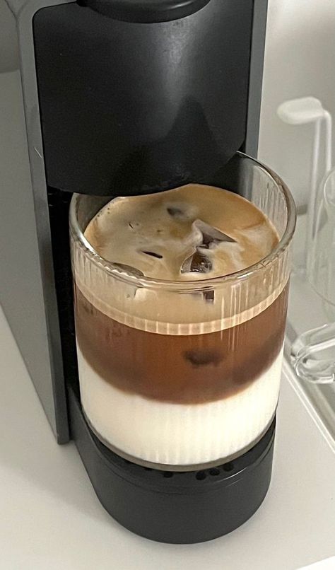 Nespresso Aesthetic, Cozy Aesthetic Home, Homemade Coffee Drinks, Homemade Coffee Creamer, Aesthetic Drinks, Coffee Aesthetics, Best Coffee Maker, Coffee Places, Coffee Obsession