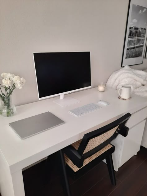 Ikea Malm Desk Ideas, Malm Desk Ikea Home Office, Home Office Inspiration Minimalist, Office Inspo Aesthetic, Office Desk Decor For Work Cubicle, All White Aesthetic, Neutral Desk, Malm Desk, Ikea Malm Desk