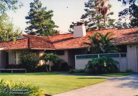 Looking Back: Disney-MGM Studios in 1990 - Backstage Tour - Golden Girls house front California Style Homes, Golden Girls House, 1970s California, Girls Tv Show, Retro Homes, Curb Appeal Landscaping, Curb Appeal Landscape, Storybook House, Movie Houses