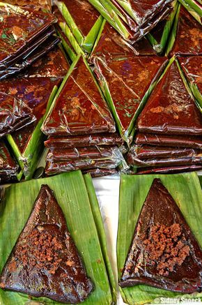 Kalamay (Sweet Stcky Rice Cake with Sweet Coconut Glaze). alternate here: http://blog.junbelen.com/2012/06/20/how-to-make-kalamay-na-pinipig-pinipig-rice-cake/ or here: http://www.pinoycookingrecipes.com/kalamay-ube.html or here: http://www.filipino-food-recipes.com/kalamay.html Kalamay Recipe, Filipino Sweets, Recipes Filipino, Coconut Glaze, Filipino Delicacies, Filipino Dessert Recipes, Philippine Cuisine, Filipino Snacks, Pinoy Dessert