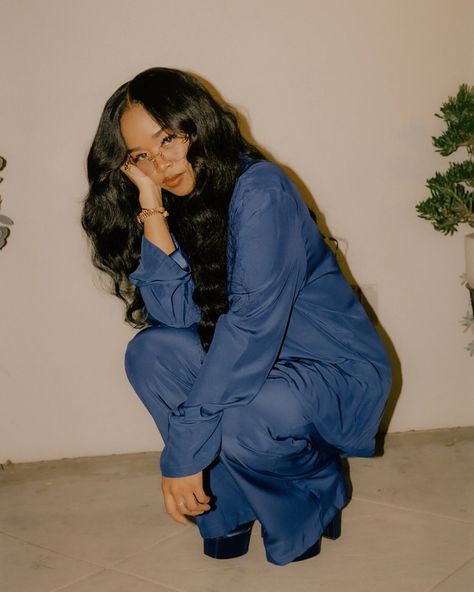 H.e.r Outfits, Her Artist, Black Female Celebrity, H.e.r Singer Aesthetic, 2018 Aesthetic, Wardrobe Necessities, H.e.r Singer, Short Love Quotes, Back Of My Mind