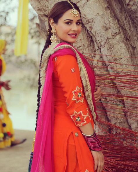 MANDY TAKHAR (@mandy.takhar) posted on Instagram: “Happy new year from the sets of #Saak everyone.. 💞wish you all immense happiness. #ChannKaur  Jewellery by @masakalijewels 💞” • Jan 1, 2019 at 3:02pm UTC Mandy Takhar, Sale Banner Design, Bridesmaid Suits, Fashion Sale Banner, Punjabi Models, Design In Photoshop, Silk Kurti Designs, Embroidery Suits Punjabi, Designer Punjabi Suits