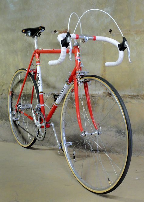 Classic Road Bike Paint, Peugeot Bike, Road Bicycle Racing, Schwinn Bike, Paint Bike, Road Bike Vintage, Classic Road Bike, Cycling Pictures, Steel Bicycle