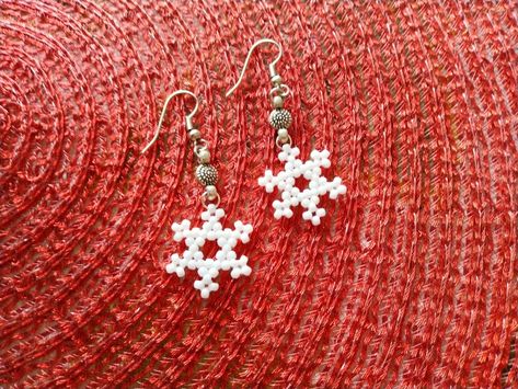 Beaded Earrings Christmas, Christmas Earrings Diy, Christmas Beaded Earrings, Christmas Beading, Beaded Snowflake, Beaded Earrings Diy, Beading Jewelery, Beaded Jewlery, Bead Charms Diy